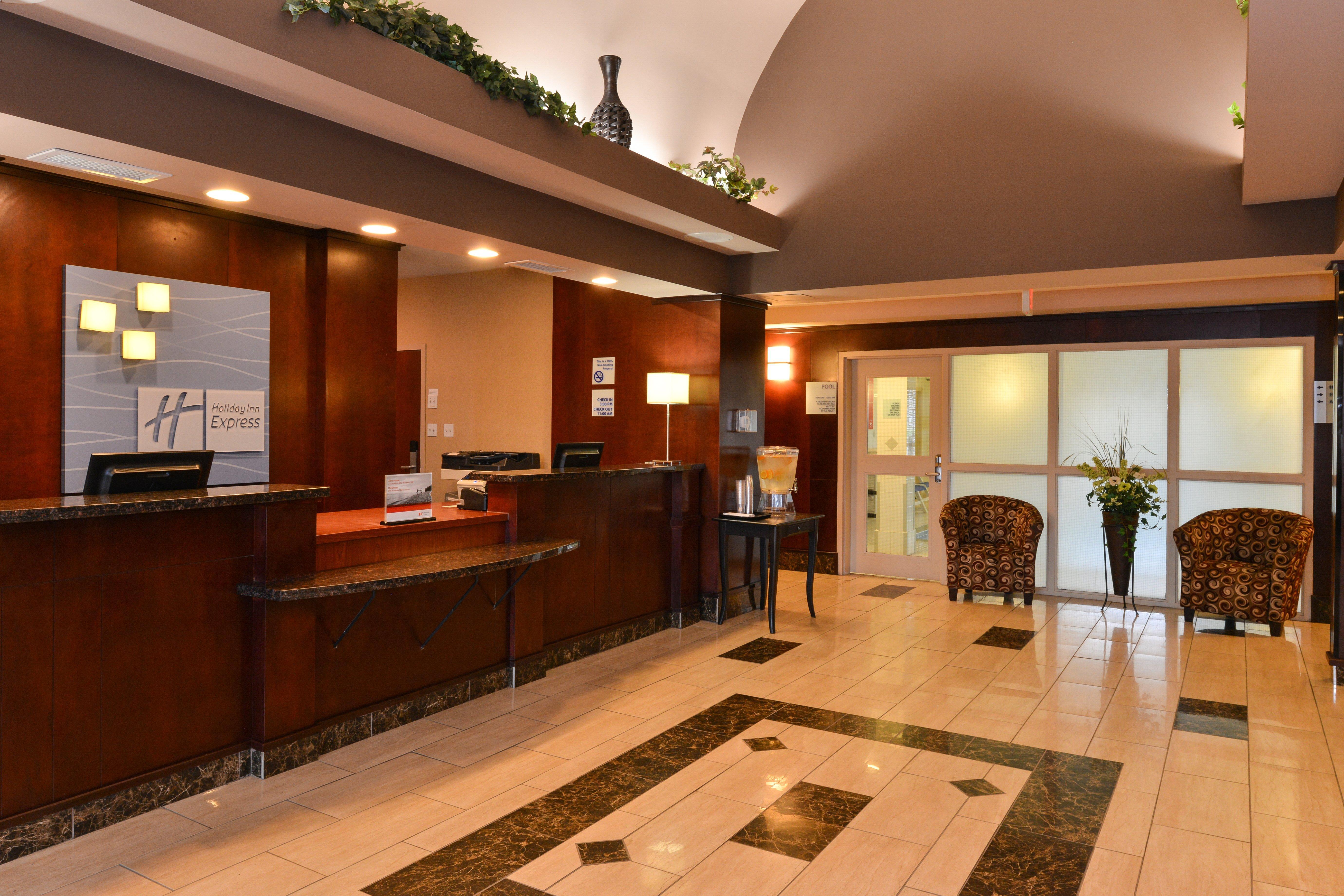 Holiday Inn Express Edmonton North By Ihg Exterior foto